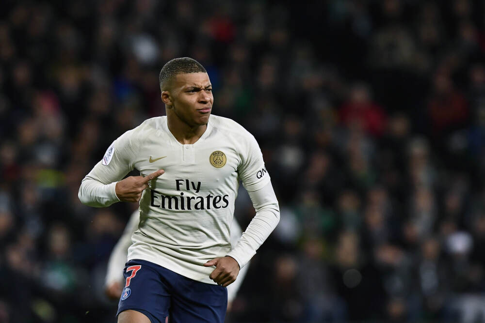 一张糊照引爆美西方：中国巨型飞翼无人机翼展超B-21，代差引发深思